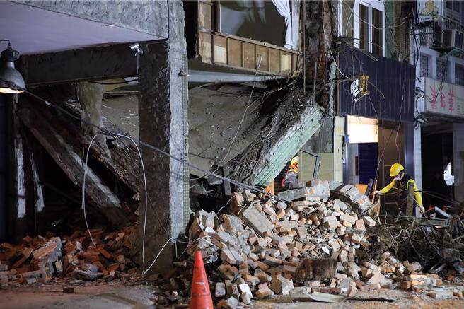 大安區民宅2樓塌陷 ，市府評估不影響鄰房後迅速拆完。（黃世麒攝）