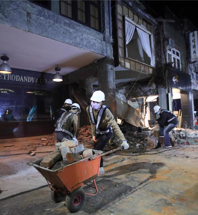 大安區民宅2樓塌陷 ，市府評估不影響鄰房後迅速拆完。（黃世麒攝）