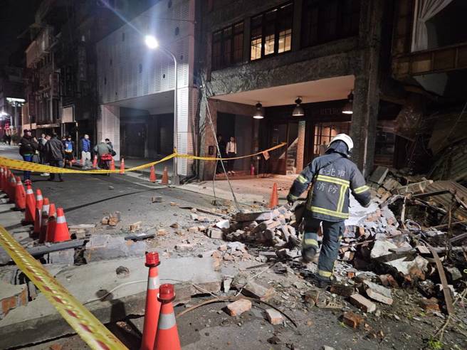 大安區民宅2樓塌陷 ，市府評估不影響鄰房後迅速拆完。（民眾提供）