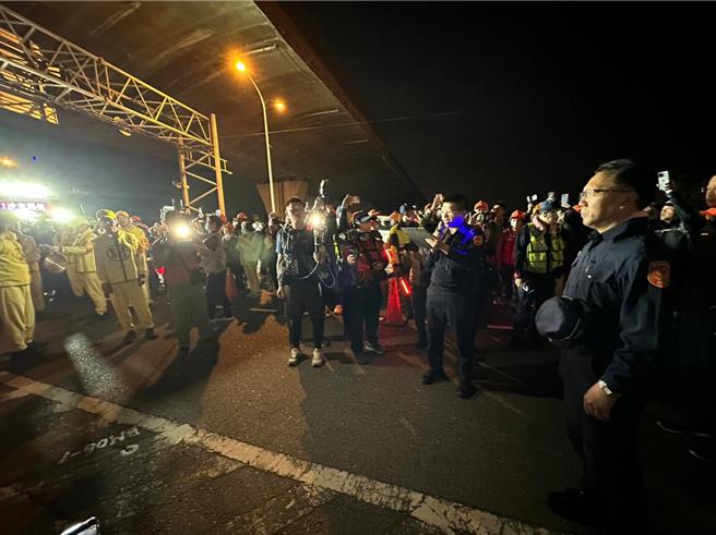 白沙屯妈祖起驾，乌日警分局出动大批警力维护秩序。（民眾提供／冯惠宜台中传真）