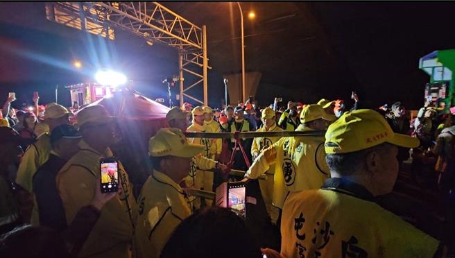 白沙屯妈祖进香銮轿20日清晨5点从台中王田兴农公司起驾。（民眾提供／冯惠宜台中传真）