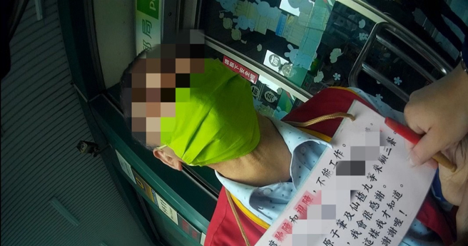 因为生财工具的行李箱不见了，卓姓男子感到很心慌，所幸员警在1小时内帮忙找回。（翻摄画面）