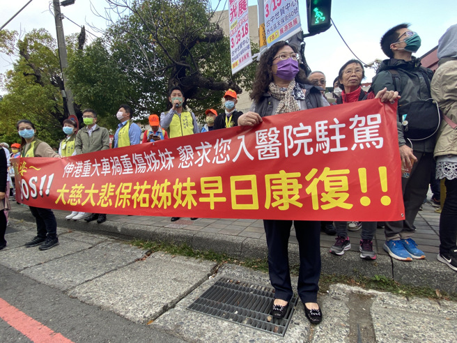 苗栗县通霄镇白沙屯拱天宫妈祖20日清晨起驾南下进入彰化县境，彰化市秀传医院医护期盼妈祖驻驾。（图／记者孙英哲摄影）