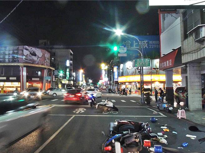 高雄市一名駕駛16日晚間因邊開車邊抽菸引起警方關注，當警方要上前攔查時，假使油門一踩加速逃逸，沿途共撞擊1台自小客車及6台機車。（高市鳳山分局提供／楊舒婷高雄傳真）