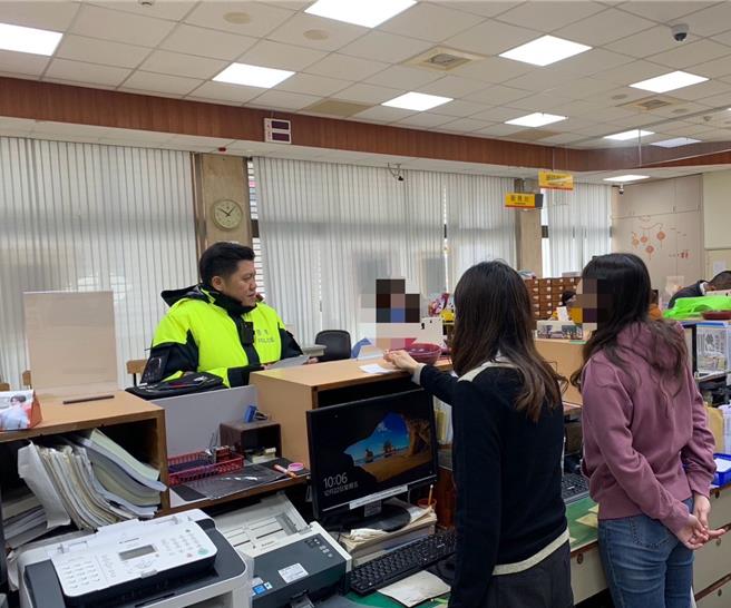 豐原警方到銀行宣導，積極預防詐騙，雙管齊下，提升防詐免疫力。（豐原警分局提供／張妍溱台中傳真）