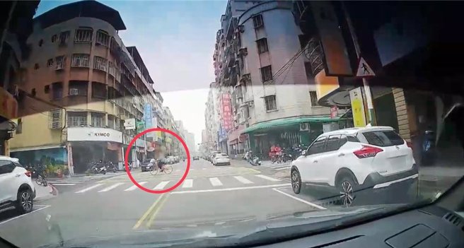 巡邏員警見程姓男子騎車未注意路況，攔下勸導，查獲程男是通緝犯。（警方提供）