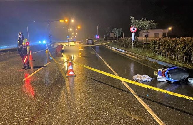 花蓮27歲徐姓男子昨晚10時許，騎乘機車不慎在台9線鳳林路段撞上1名路人，路人倒地後又遭後方車輛輾過，當場臟器外露死亡。（民眾提供／羅亦晽花蓮傳真）