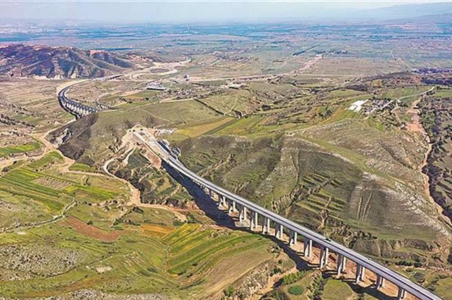 呼北高速公路19日发生大客车碰撞隧道壁事故。图为呼北高速公路，仅示意，非事故现场。（图／工人日报）