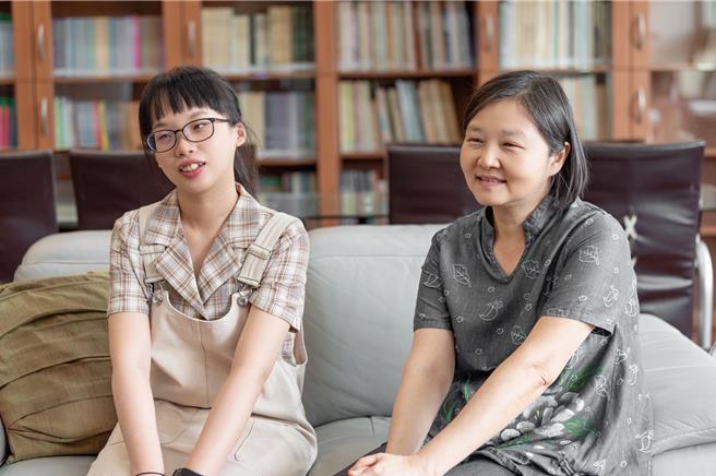 暨南大学社工系主任蔡佩真(右)提出社工自保之道。（暨大提供／林志成台北传真）