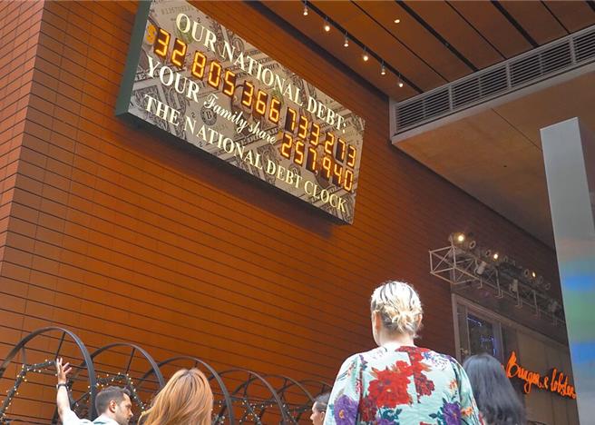 今年1月，中國大陸減持186億美元美國國債，是自去年11月起連續2個月加倉後首次減倉。圖為紐約行人經過美國「國債鐘」。（中新社資料照片）