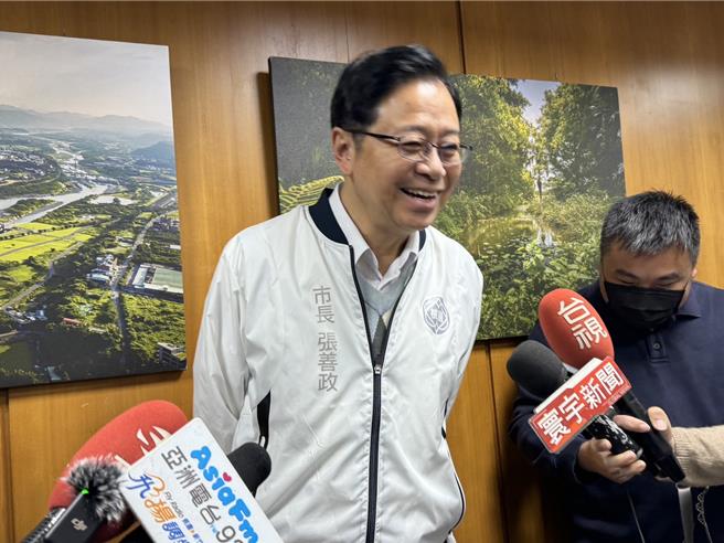 桃園市長張善政20日受訪，針對社宅租金提出看法。（蔡依珍攝）