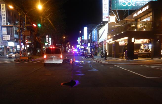 台中市北区崇德路与太原路19日深夜发生死亡车祸，1民间救护车与机车擦撞，造成21岁男大生头部重创不治。（民眾提供／冯惠宜台中传真）