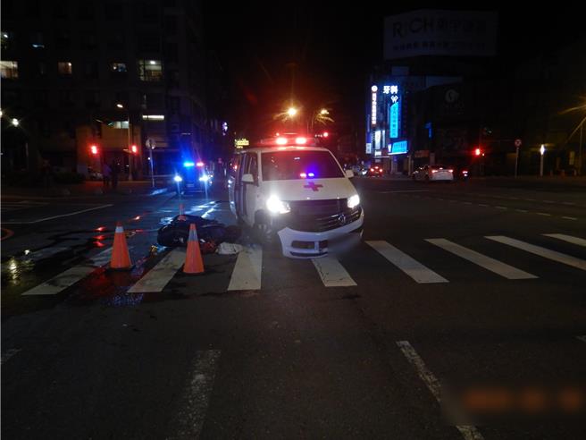 台中市北区崇德路与太原路19日深夜发生死亡车祸，1民间救护车与机车擦撞，造成21岁男大生头部重创不治。（民眾提供／冯惠宜台中传真）