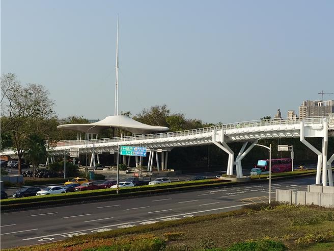 穿越交通要道的翠華自行車高架橋啟用至今已逾13年，原先亮白的橋體日漸斑駁，高雄市工務局近日著手維護，將翠華橋披上新妝。（任義宇攝）