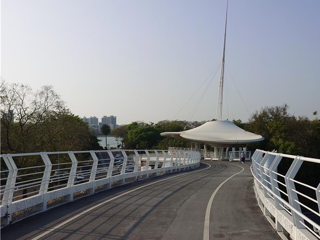 翠華自行車橋串聯蓮池潭、原生植物園等綠地，成當地重要觀光休閒據點。（任義宇攝）