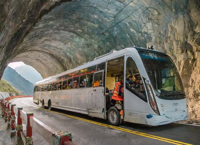 大陆G59呼北高速山西吉河段19日发生严重交通事故，导致14亡憾事。（示意图／Adobe Firefly AI生成）