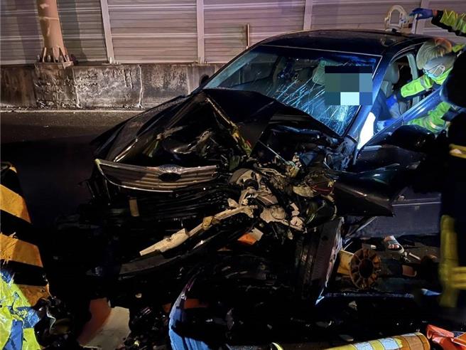 轿车自撞测速杆。（新北消防局提供／张铠乙新北传真）