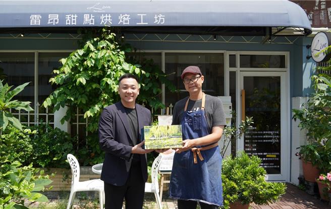 高市青年局张以理局长(图左)与青年创业家交流创业歷程、实地体验产业实作。（高市青年局提供）