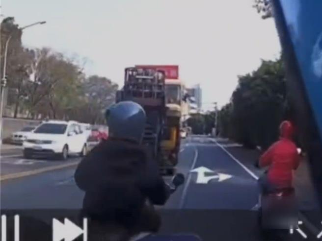 高雄街頭16日下午3點出現一名「路怒姊」，疑似因一旁機車超車時未保持安全距離，險些造成事故，讓「路怒姊」不滿怒嗆「系咧騎啥小（台語）」，所幸沒有造成事故。（民眾提供／任義宇高雄傳真）