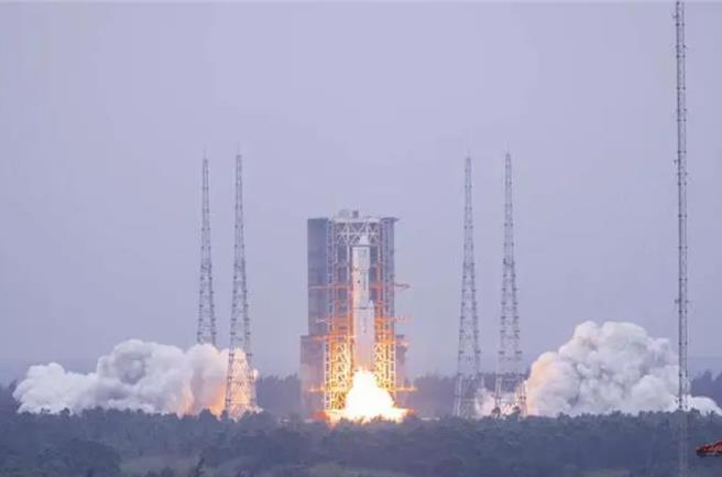 大陆鹊桥二号中继星20日早上成功发射升空，将为探月四期工程建立地球、月球之间中继通讯「新鹊桥」。（中国青年报）