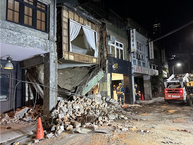 台北市大安區文昌街一棟老舊公寓2樓，19日晚間約10時32分騎樓樓板忽然坍陷，所幸無人受傷。(丁上程攝)