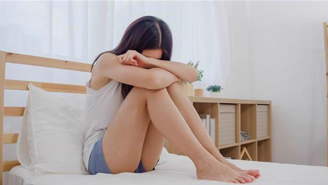 一名尚未有過性經驗的女網友透露，人生首次跟男生上摩鐵，對方竟然整整3小時都在看電影、吃東西聊天，完全沒有碰她。（示意圖：shutterstock／達志）