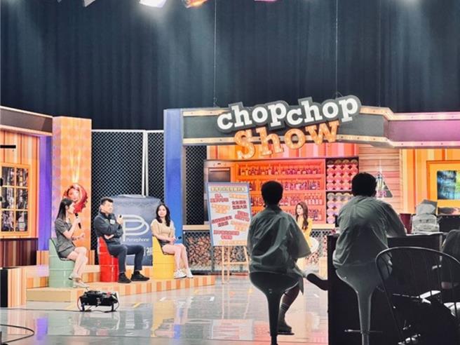 內湖分局文德派出所所所長楊開琮今晚上節目宣導交安與反詐。（翻攝照片／林郁平台北傳真）