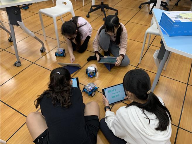 新竹市政府为落实数位学习与打造智慧校园，除积极优化各校网路设备，规画每年建置800台大屏、1000台平板，连续3年持续提升国中小软硬体资讯设备。（新竹市政府提供／陈育贤新竹传真）