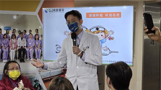 部立桃园医院副院长王伟杰提到，桃园医院共有400多名肾友，且其中透析室有近30名肾友超过20年。（姜霏摄）