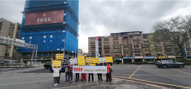 位在台北市信义区、屋龄高达40年兴隆整宅，目前有建商正在推动都更，但遭居民控诉不仅都更权值地主与建商的比例被调至近50：50。(黄敬文摄)