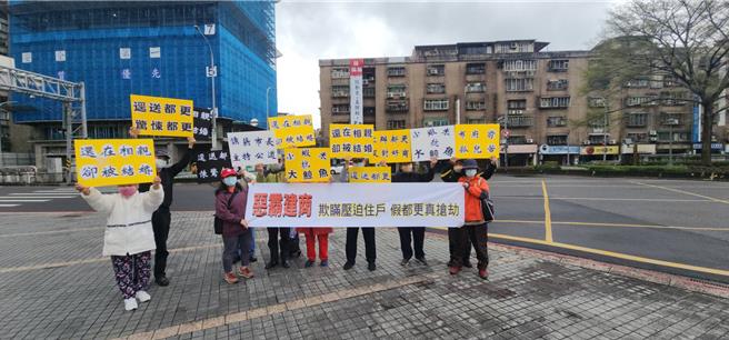 位在台北市信义区、屋龄高达40年兴隆整宅，目前有建商正在推动都更，但遭居民控诉不仅都更权值地主与建商的比例被调至近50：50。(黄敬文摄)