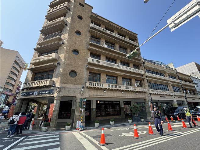 台南市文資處上午全面檢修林百貨外牆，林百貨宣布今延後營業。（曹婷婷攝）