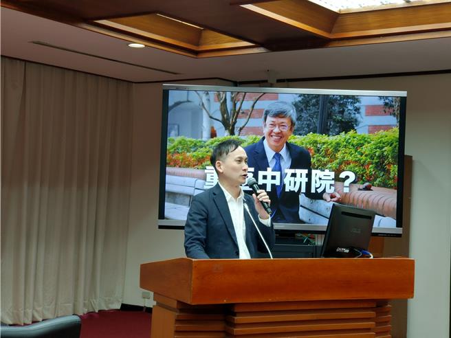 國民黨立委葉元之今日出席立法院教文會。（李侑珊攝）