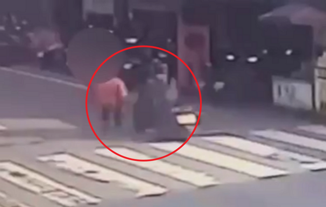 機車騎士未禮讓過馬路的婦人，竟然直接撞上害受傷。（翻攝畫面）