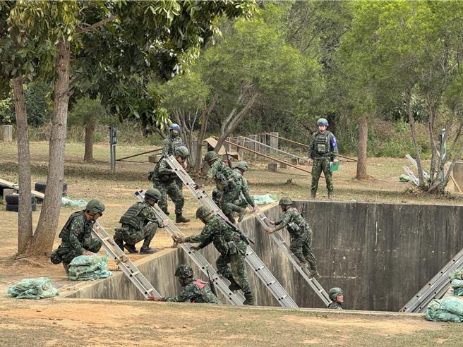 「震撼教育」透过模拟真实战场环境，磨练役男战技、体力及毅力。（李奇叡摄）