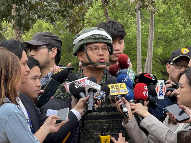 鑑测告一段落后，由陆军十军团302旅步二营营长洪新智中校接受媒体访问。（李奇叡摄）