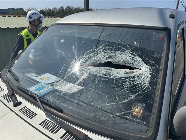 女子车辆挡风玻璃遭砸破。（民眾提供／李京升苗栗传真）