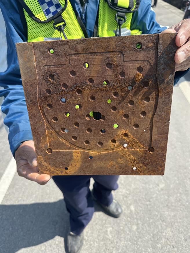 现场发现铁片。（民眾提供／李京升苗栗传真）