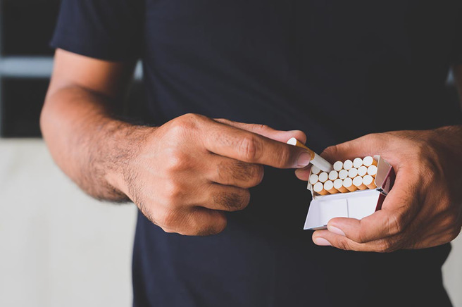 人們認為電子煙對健康產生的負面影響似乎沒有抽菸來的多。(圖:shutterstock/達志)