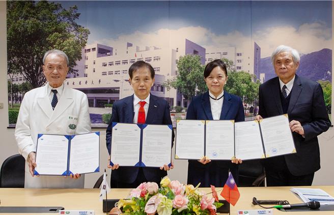 慈济医疗财团法人执行长林俊龙（左一）、韩国科学技术院校长李光炯（左二）、慈济大学校长刘怡均（右二）及慈济教育志业执行长王本荣（右一）等4人，19日在花莲慈济大学签署合作备忘录，期待双方未来能相互交流彼此的医学教育及临床研究。（慈济大学提供／罗亦晽花莲传真）