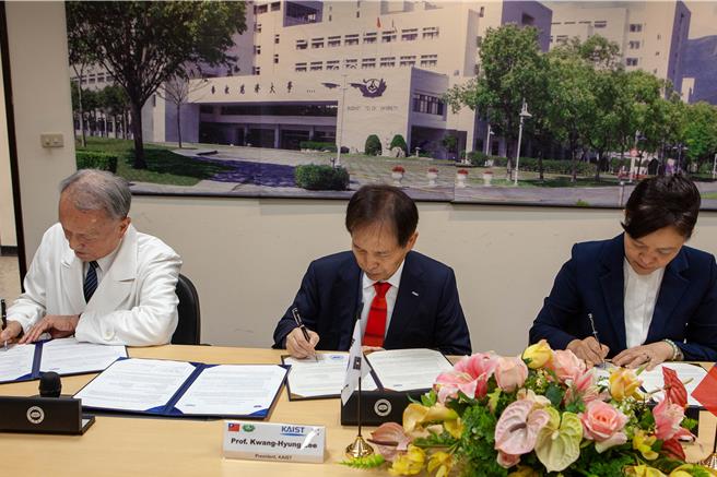 慈济医疗财团法人执行长林俊龙（左）、韩国科学技术院校长李光炯（中）、慈济大学校长刘怡均（右）等3人，19日在花莲慈济大学签署合作备忘录，期待双方未来能相互交流彼此的医学教育及临床研究。（慈济大学提供／罗亦晽花莲传真）