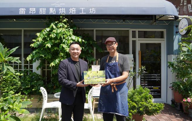 青年局张以理局长(图左)与青年创业家交流创业歷程、实地体验产业实作。（图片来源：高雄市青年局提供）
