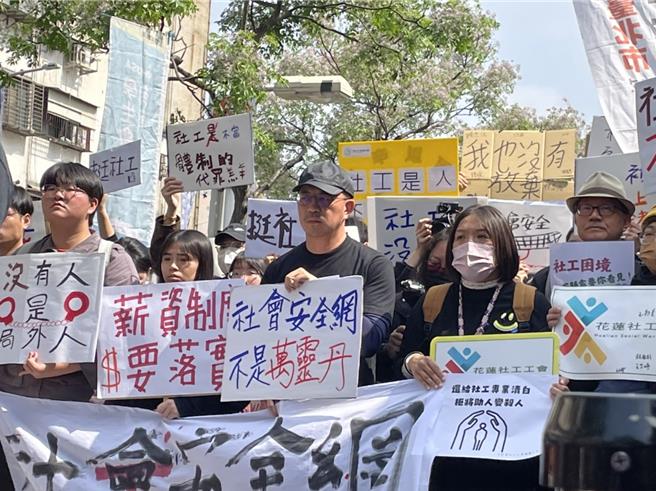 全台300多名社工今天前往卫福部，要求退回增加访视频率的决议。郑郁蓁摄
