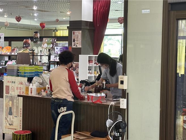 死忠顧客前往東成醬油提供退貨據點退貨。(曹婷婷攝)