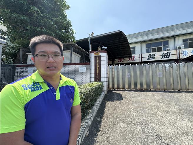 東成醬油行銷經理鄭文翔出面澄清，強調醬油絕無偽劣製造。(曹婷婷攝)