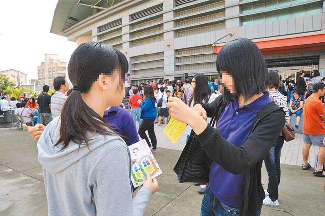 民眾漏夜排队索取演唱会门票，歌迷拿到门票后，露出满足笑容。图非新闻事件。（本报资料照片）