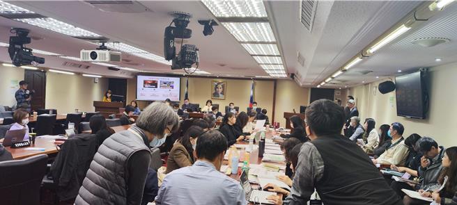 立法院社會福利及衛生環今天邀請勞動部、衛生福利部、教育部等單位就「落實職場性別平等及性平三法上路如何落實雇主責任」及「完善職場育兒環境及托育人員專業職能、工作倫理及職業道德之培訓策進作為」進行專題報告。（林良齊攝）