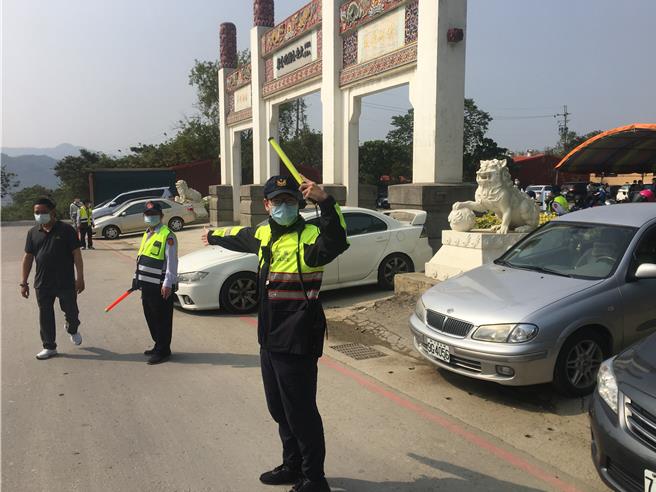 八德分局表示，興豐路2350巷因活動舉行，車輛行駛受管制，欲前往三峽之民眾，可行經至興豐路後再往八德路行駛至三峽區。（八德分局提供）