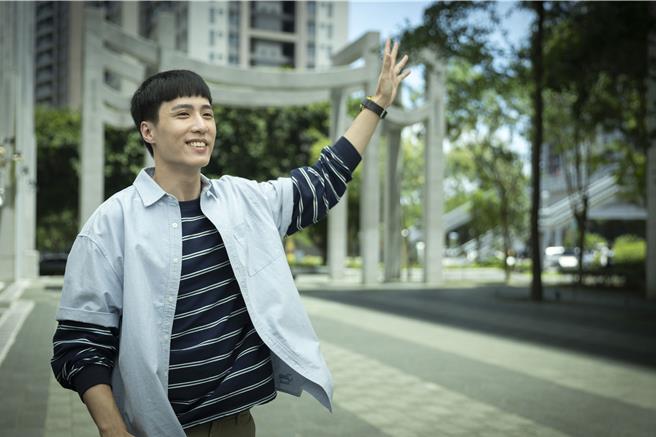 余晋在剧中展现开朗阳光的一面。（瀚草文创提供）