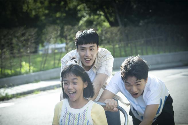 余晋（中后）在剧中超级宠妹，也非常照顾弟弟，堪称为「国民哥哥」。（瀚草文创提供）